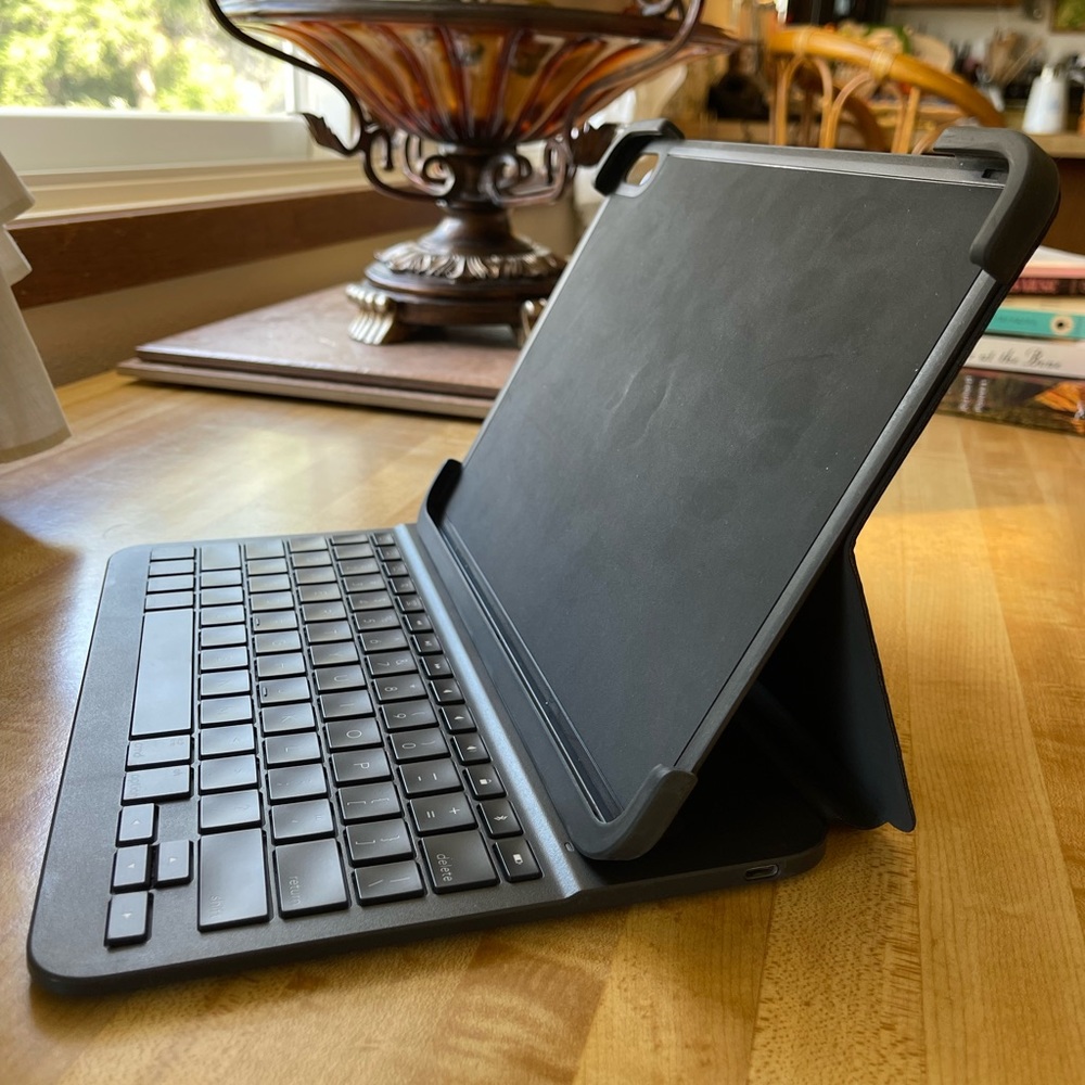 Logitech iPad Pro Case + Keyboard (10.9 inch)